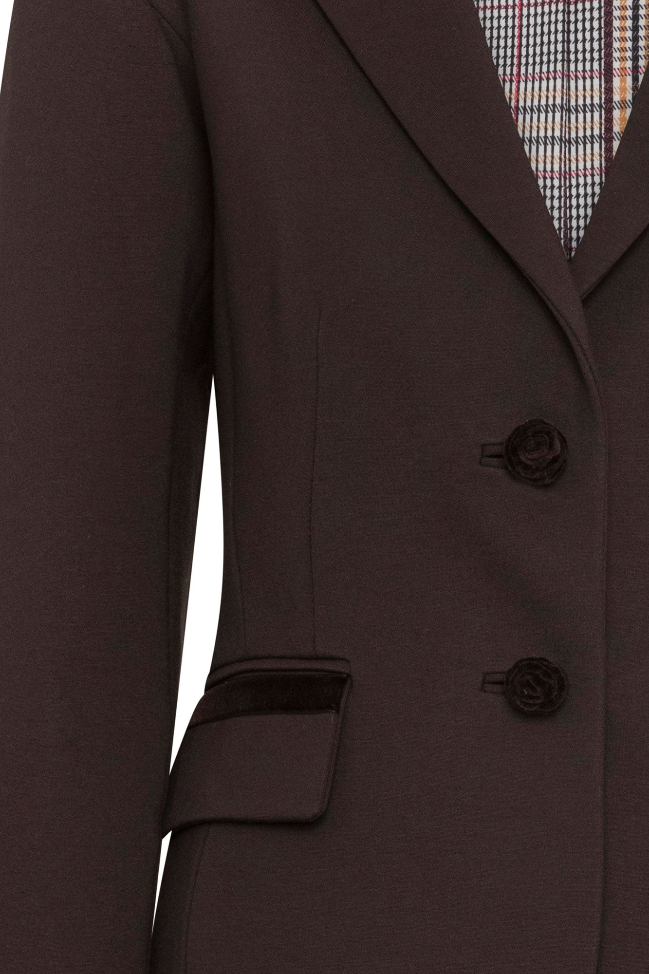 Blazer Juan Cintas Botón Rosa Café — close-up of front showing notched lapel with multicolor Prince of Wales check lining visible inside, two large domed brown buttons on center front, and hip flap pocket with narrow dark brown velvet ribbon trim along pocket edge