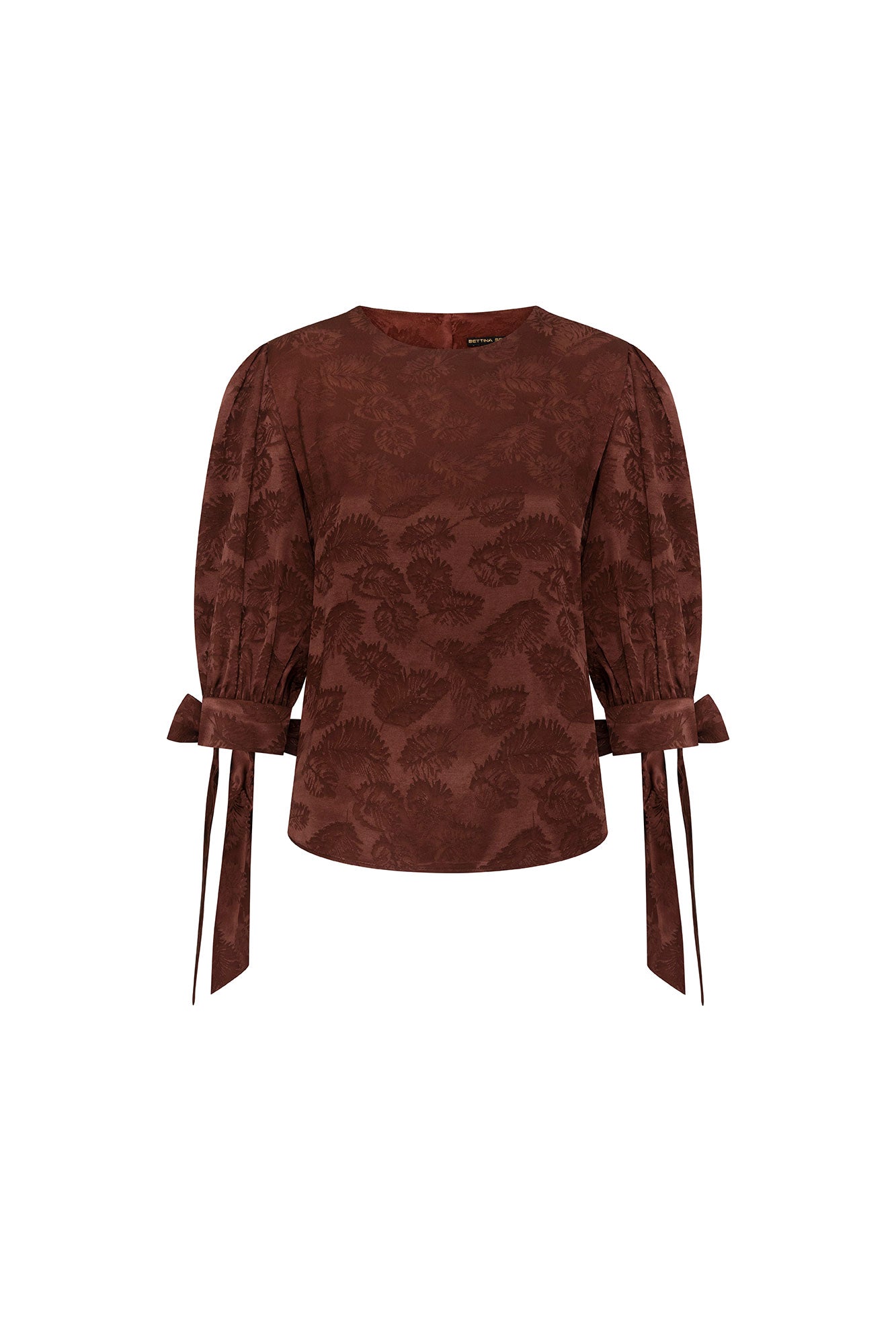 The Blusa Manga Puff Mono Chocolate Brown Jacquard Blouse — full front view showing fitted cropped silhouette with round jewel neckline, three-quarter puff sleeves gathering from shoulder and tying in satin ribbon bow at each wrist cuff