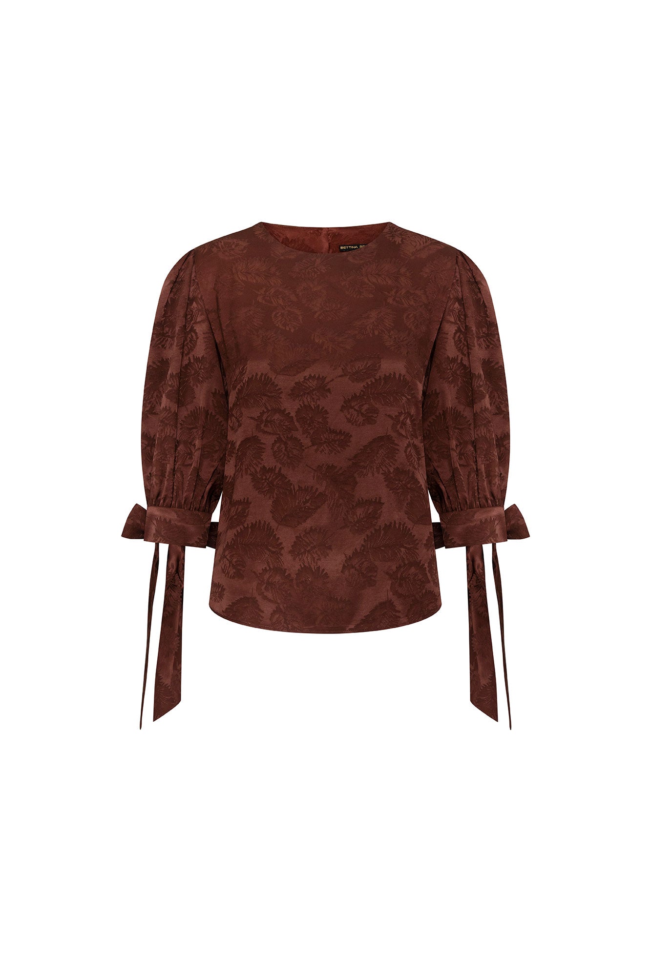 The Blusa Manga Puff Mono Chocolate Brown Jacquard Blouse — full front view showing fitted cropped silhouette with round jewel neckline, three-quarter puff sleeves gathering from shoulder and tying in satin ribbon bow at each wrist cuff