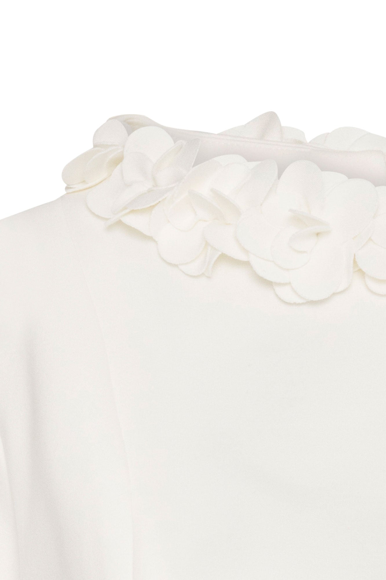 Crop Manguita CR Flor Ivory — close-up of 3D fabric flower collar showing individually constructed multi-petal ivory blooms in varying sizes, layered and shaped by hand, sitting voluminously on top of the ivory stretch fabric neckline