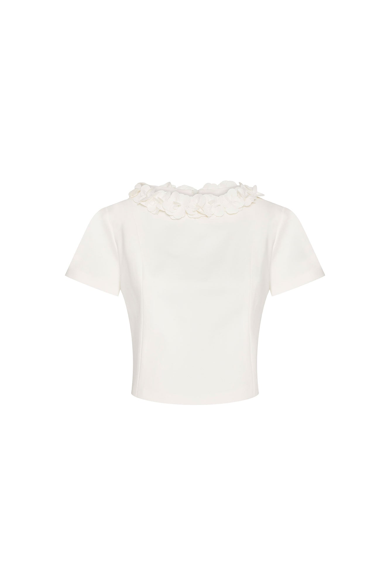 Crop Manguita CR Flor Ivory — full front view showing fitted ivory cropped short-sleeve top with hand-applied 3D fabric flower collar of layered multi-petal ivory blooms covering entire neckline from shoulder to shoulder in a continuous botanical garland