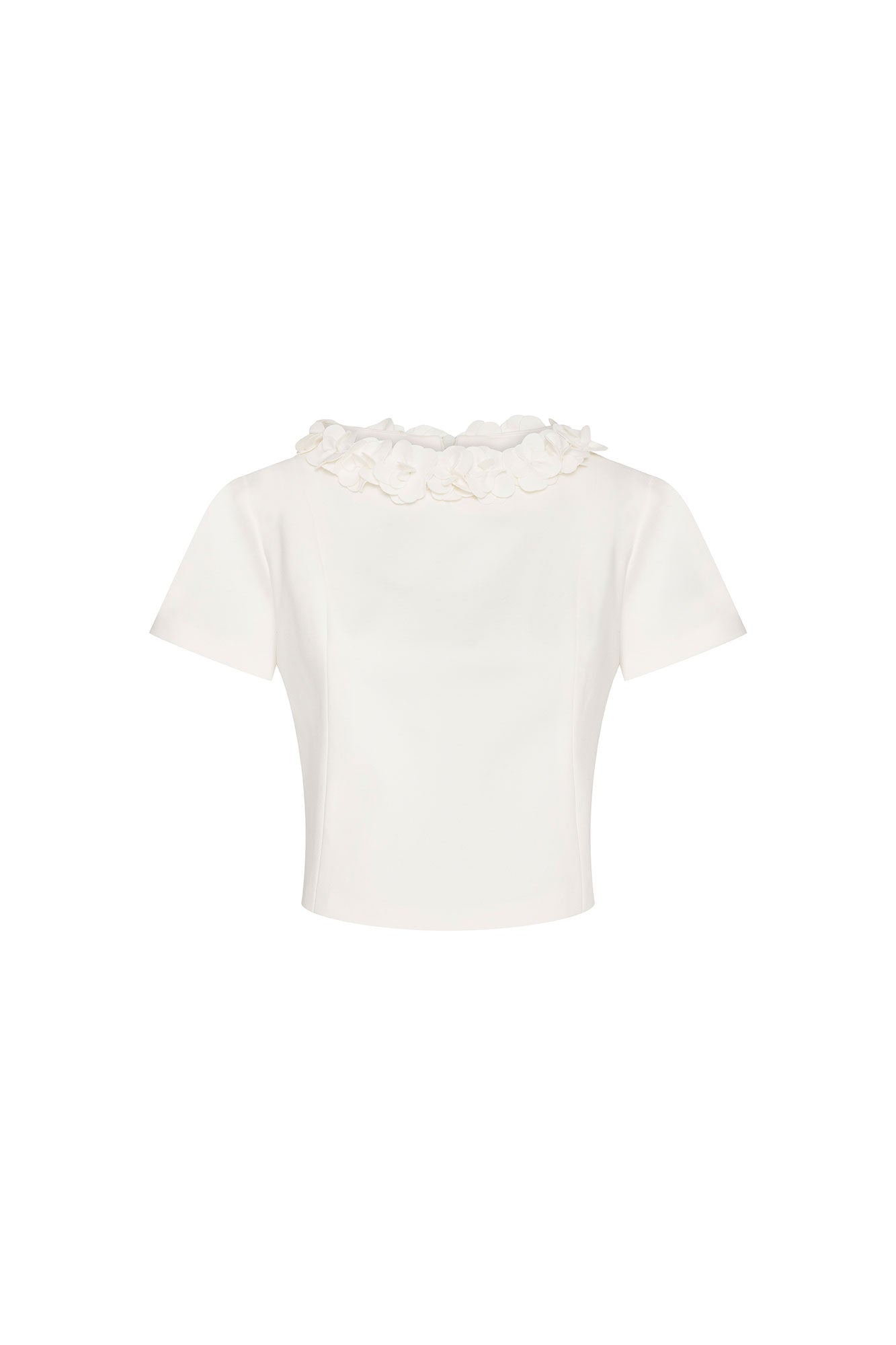 Crop Manguita CR Flor Ivory — full front view showing fitted ivory cropped short-sleeve top with hand-applied 3D fabric flower collar of layered multi-petal ivory blooms covering entire neckline from shoulder to shoulder in a continuous botanical garland