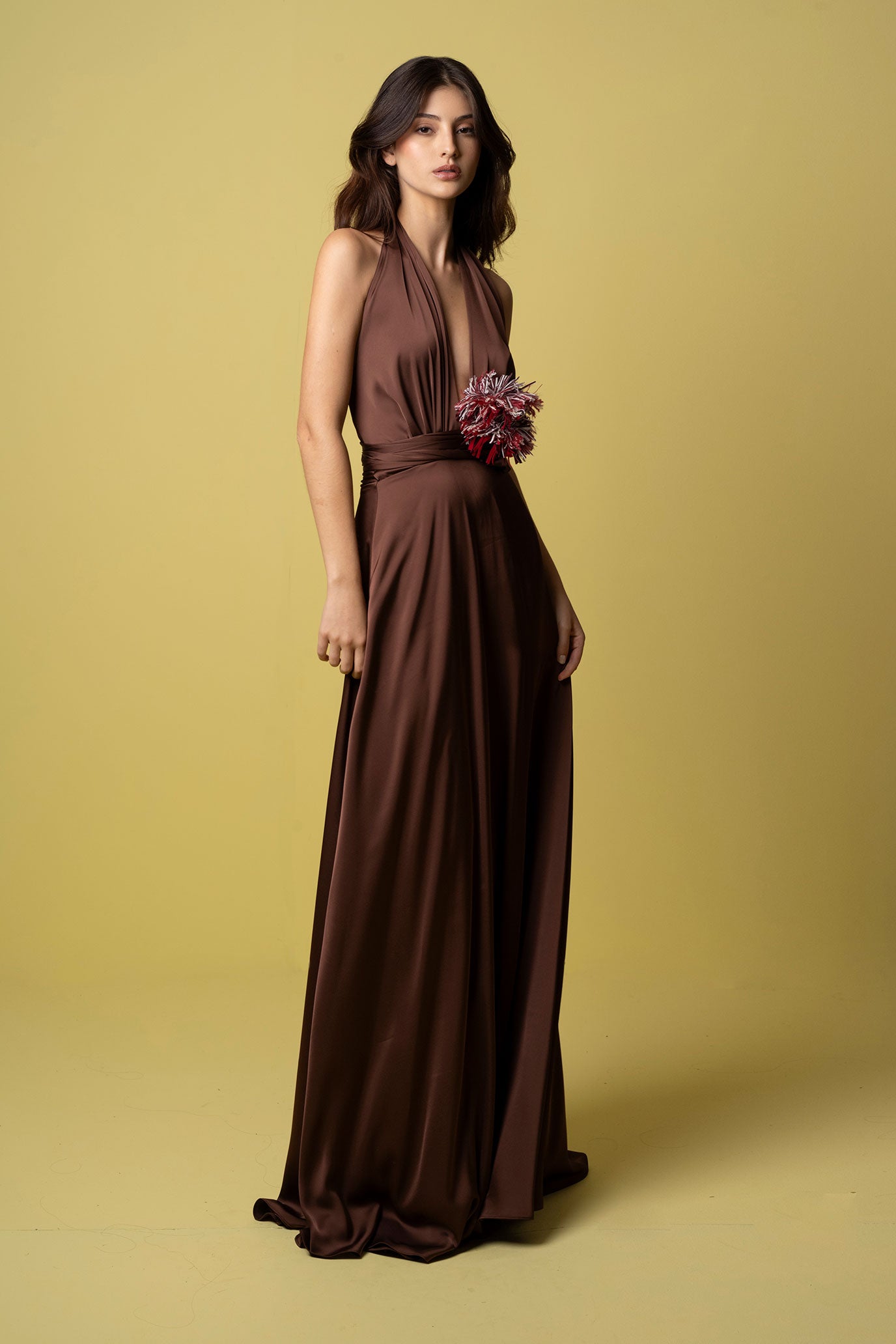 FOTO-MODELO---MAXIVESTIDO-HALTER-COSTADO-TIRA-CHOCOLATE-1.jpg