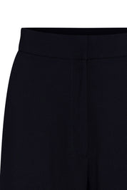 Pantalón Gaby Recto Azul — close-up of waistband and upper leg showing smooth structured navy fabric, clean wide waistband with no hardware, and pressed center-front crease running the full length of each leg