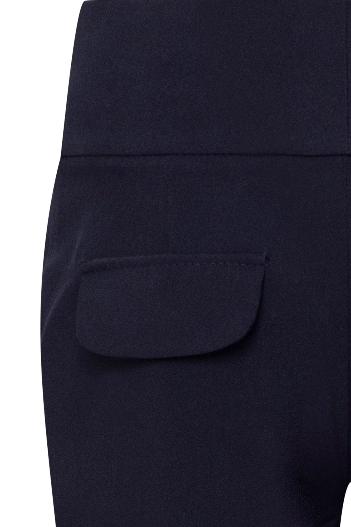 Pantalón Haches Navy — close-up of back waistband and patch pocket showing wide double-panel construction with horizontal seam dividing upper and lower sections, large rounded-corner patch pocket sitting flat on the seat