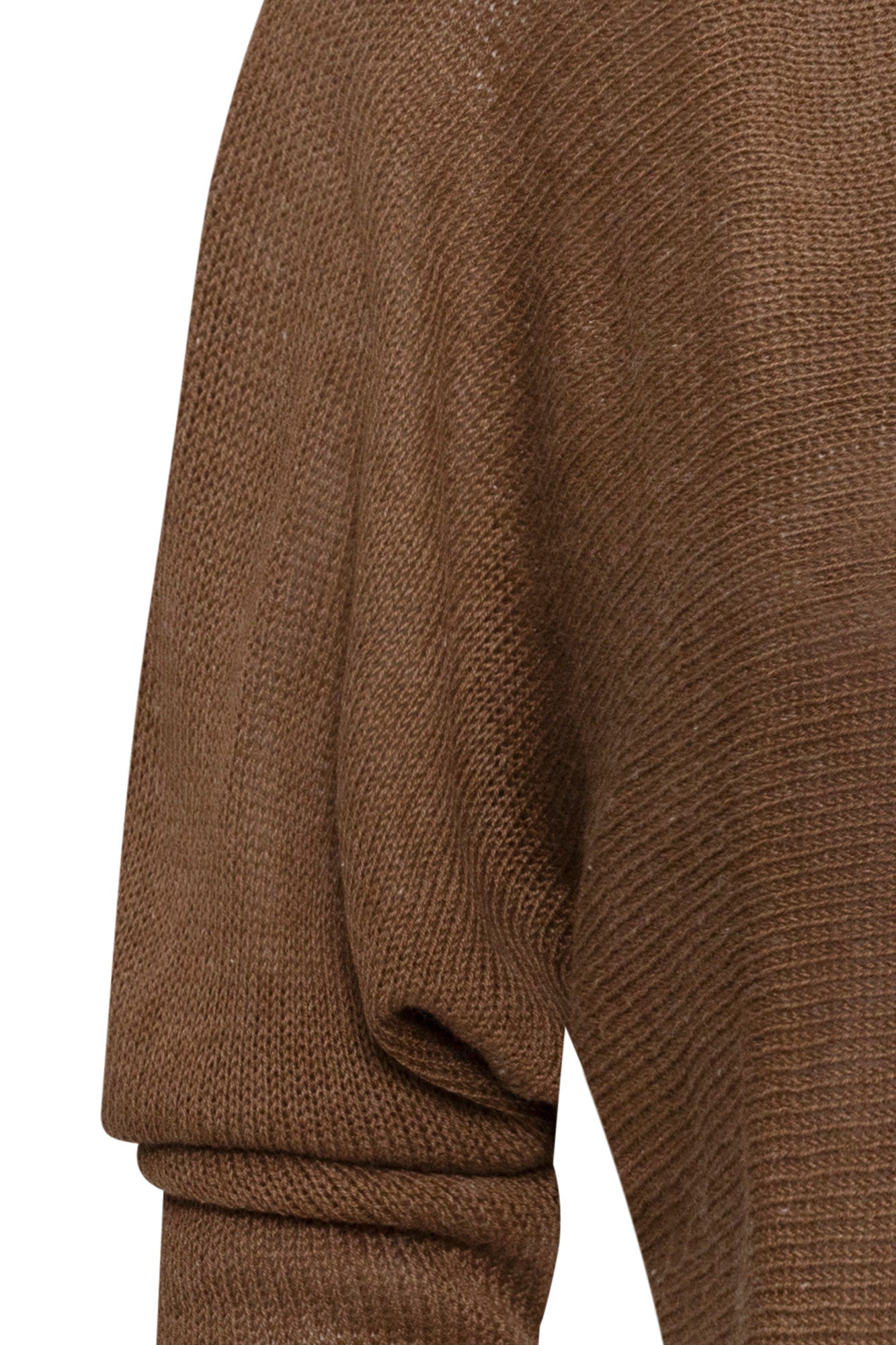 Saco Manga Ranglán Chocolate — close-up of dolman-raglan sleeve showing chocolate brown fine knit with subtle lurex thread, sleeve volume draping and pooling naturally at forearm before ribbed cuff gathers the fabric at the wrist