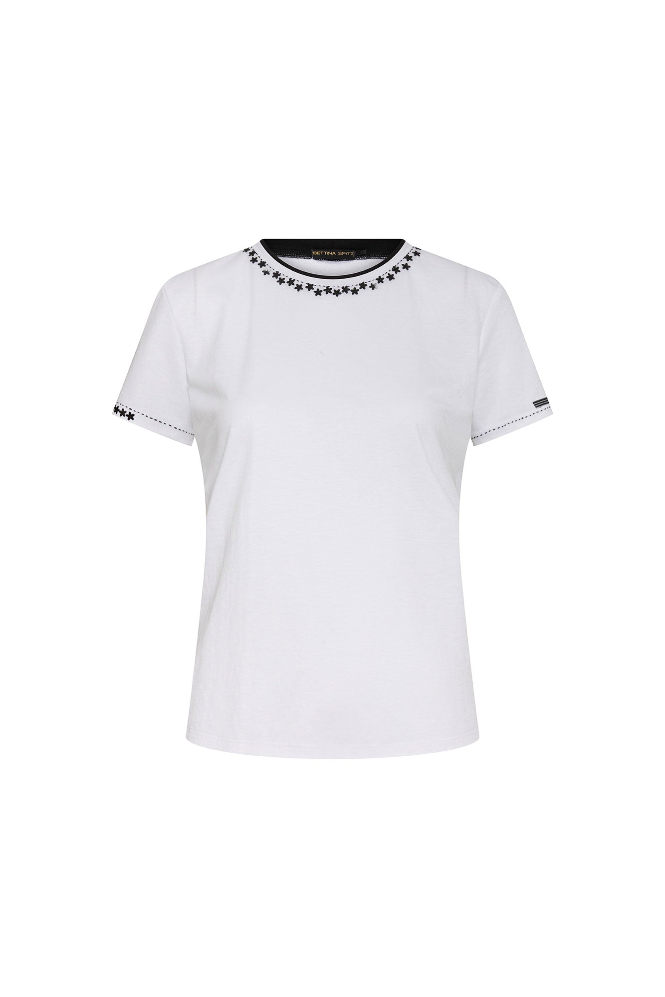 The T-Shirt Vivo Pespunte Flores Blanco — full front view showing fitted white cotton t-shirt with flat black neckline trim band and single row of small embroidered white daisy flowers, narrow black sleeve hem trim with dotted topstitch and three daisy flowers at outer cuff edge