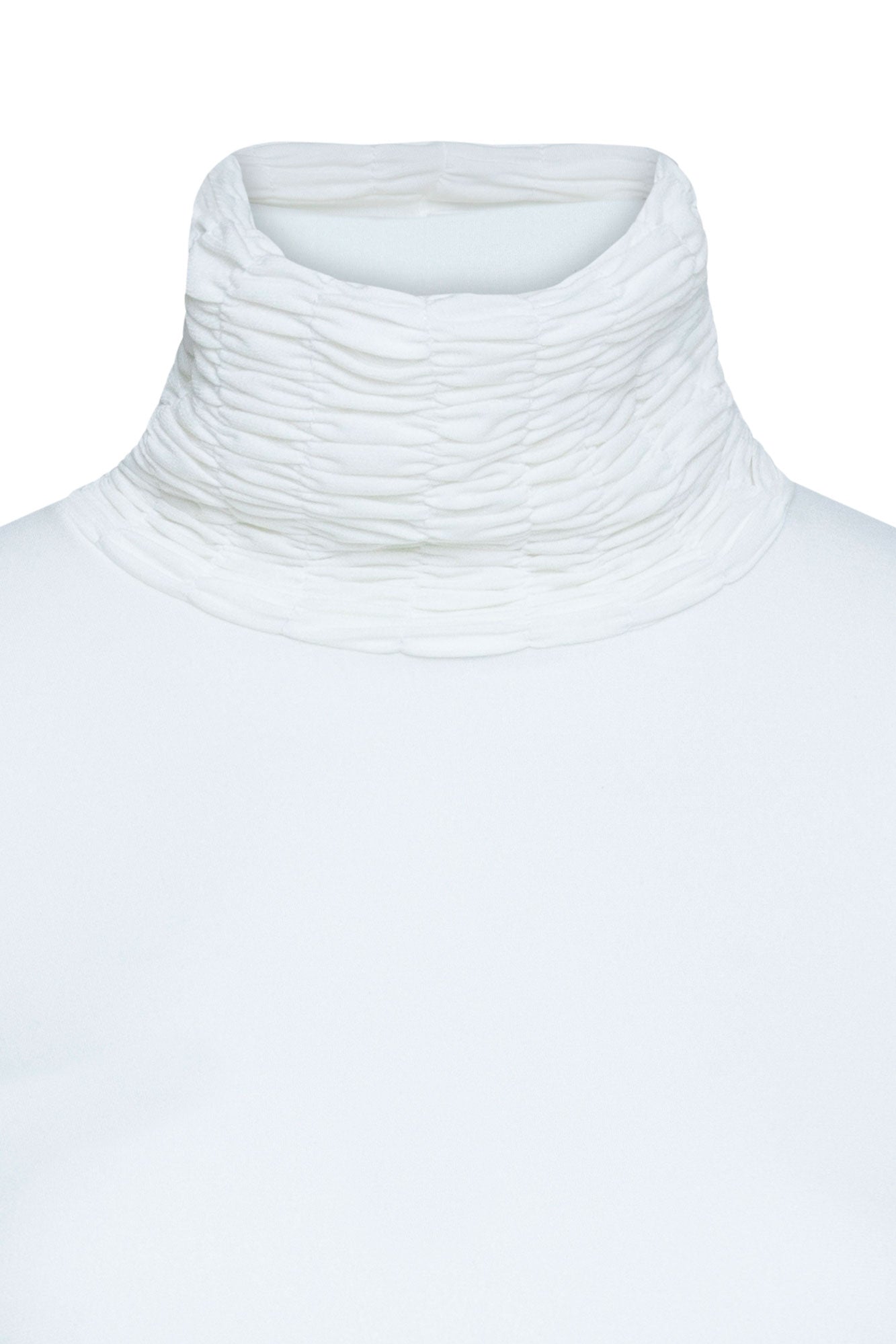 The Top Cortina Nácar — close-up of deep gathered smocking at turtleneck collar showing tight horizontal rows of ruching compressed into a dense sculptural band in tonal white on white stretch jersey