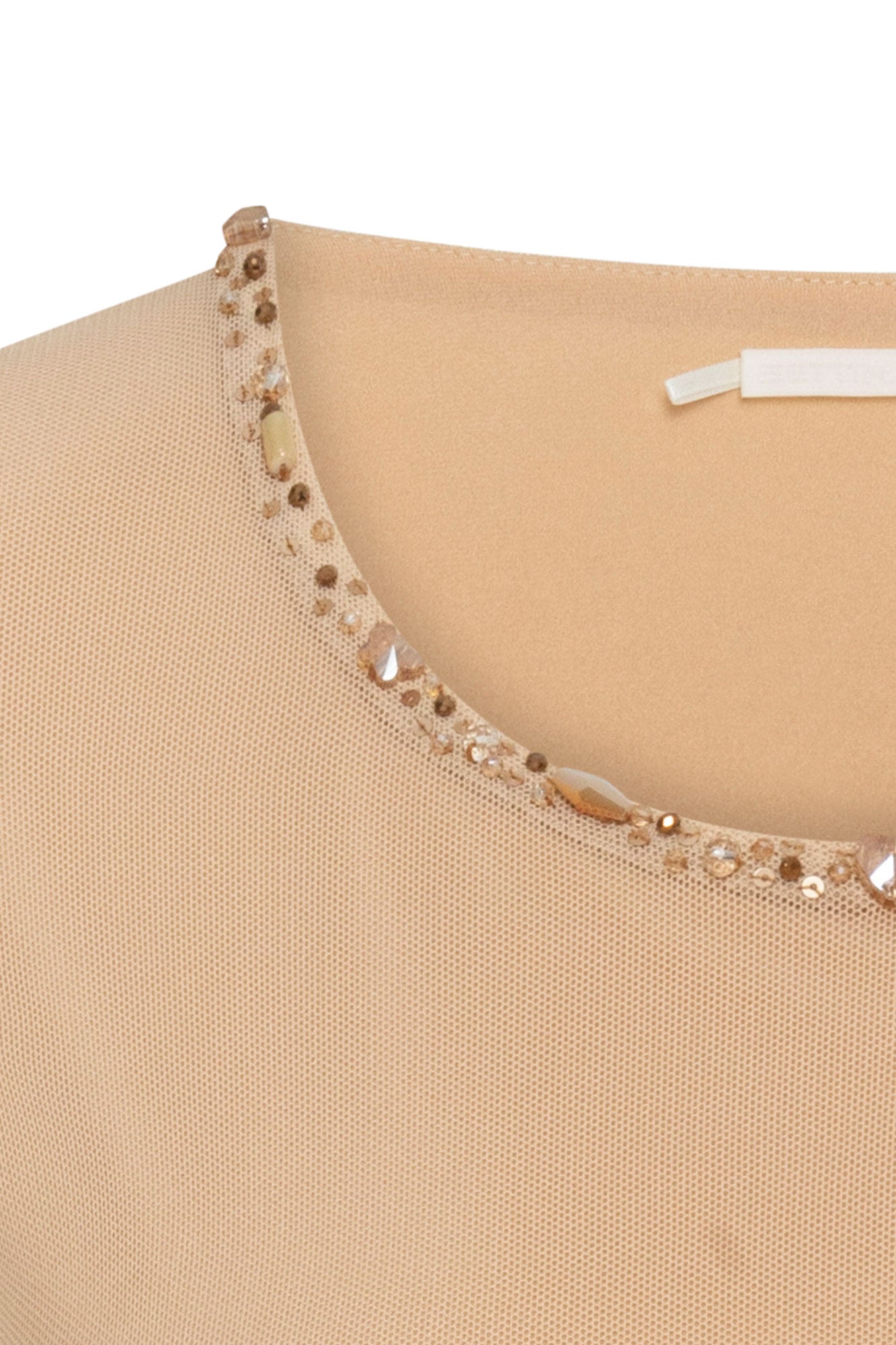 The Top Mallita Cuello Brillos Arena — close-up of scoop neckline showing single continuous row of mixed gold and champagne faceted crystal studs in different sizes and cuts hand-applied along entire neckline edge against sand stretch knit fabric