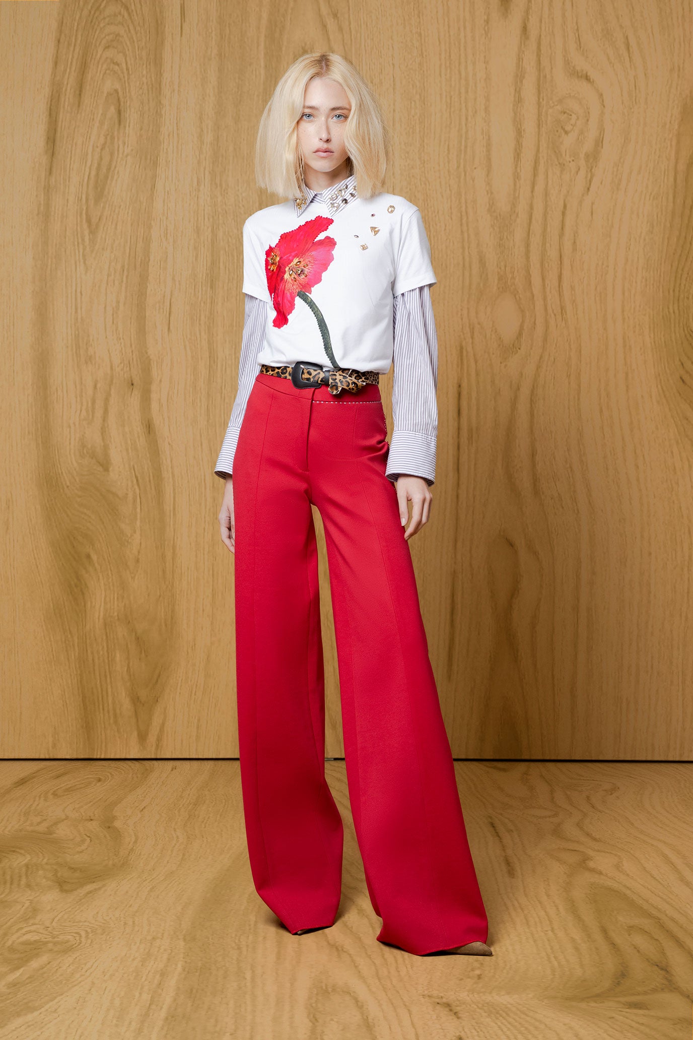 foto-modelo---Pantalon-Patch-Ancho-Rojo_31d3fb4f-daf0-433d-8b6c-8a2ed6099ddb.jpg