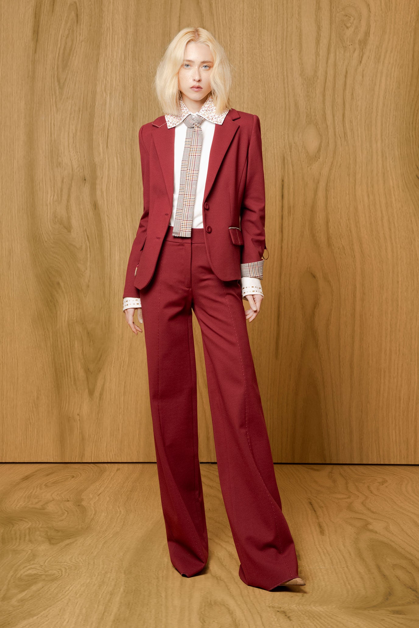 foto-modelo---Pantalon-Patch-Ancho-Vino.jpg