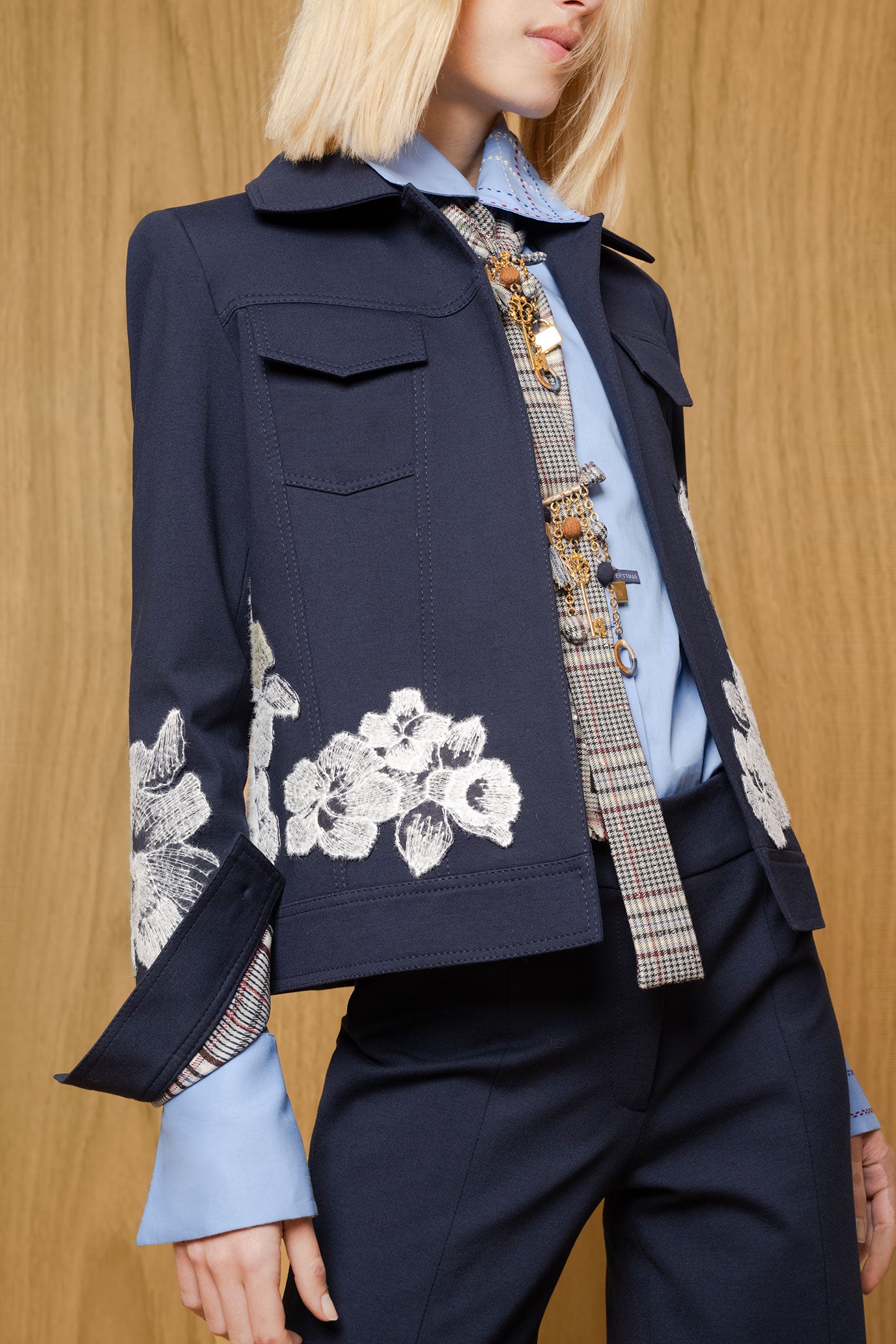 foto-modelo---chaqueta-jean-flor-hilo-navy.jpg