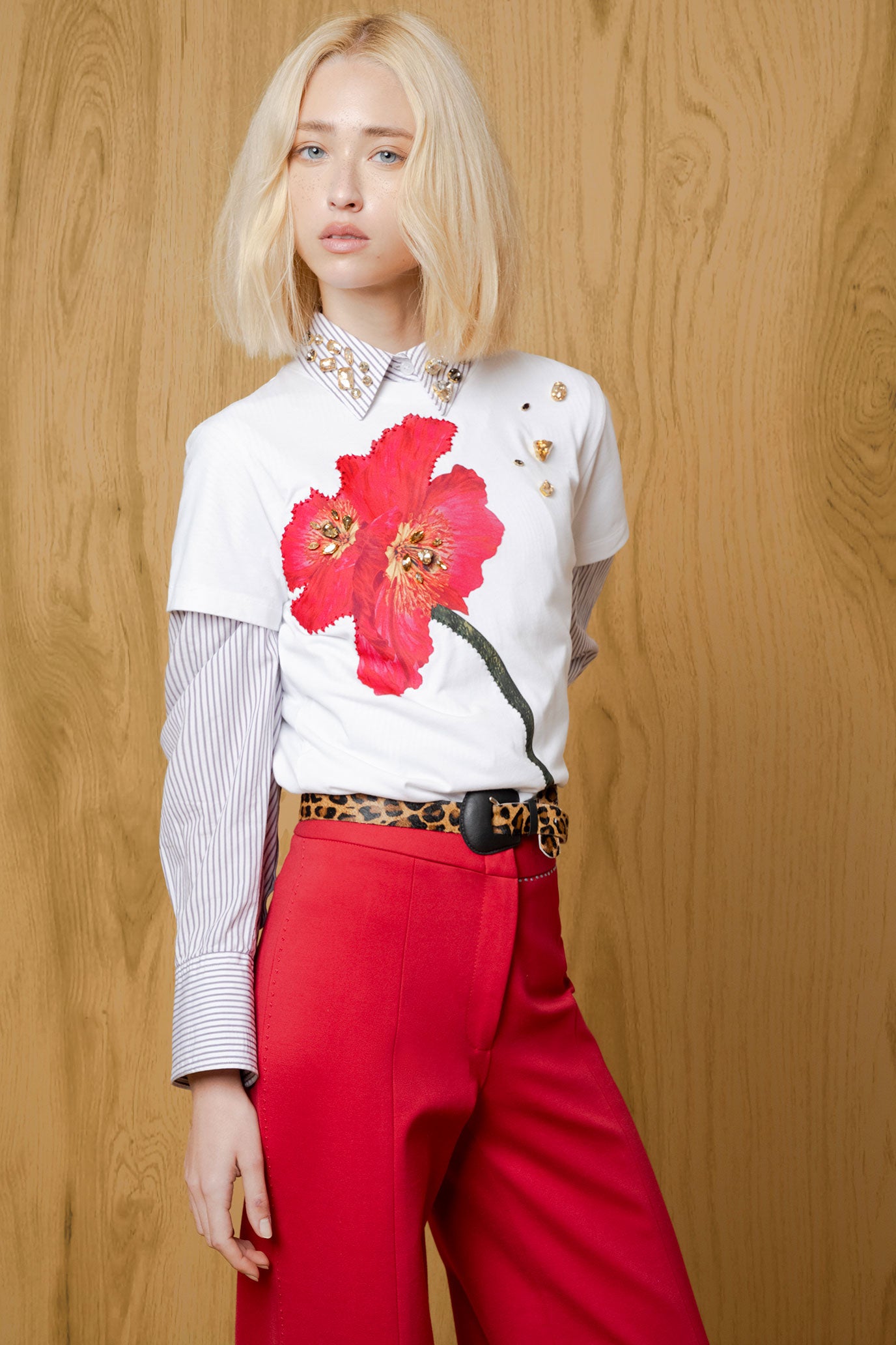 foto-modelo---t-shirt-basic-flor-cayena.jpg